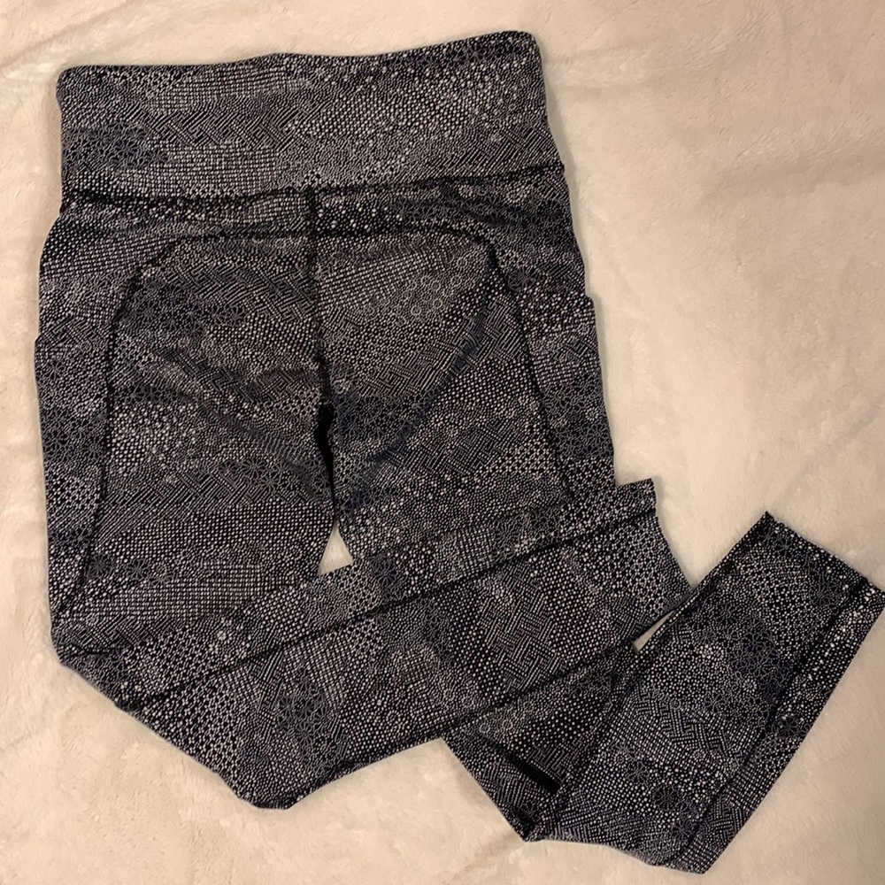 Lululemon Fast & Free 7/8 Tight II *Nulux 25"
Meisai White Black size 8